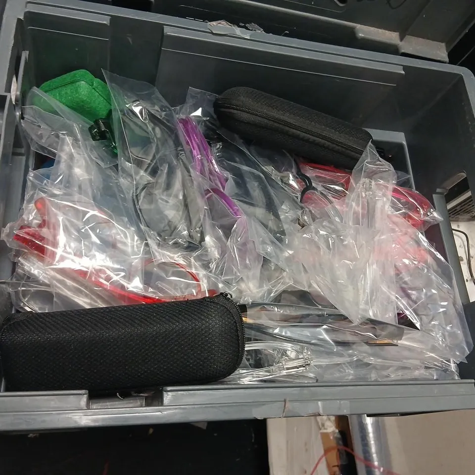 LARGE QUANTITY OF ASSORTED GLASSES