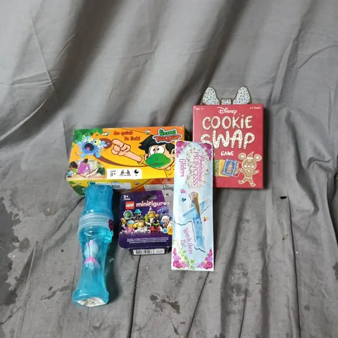 APPROXIMATELY 20 ASSORTED ITEMS OF TOYS AND GAMES INCLUDING COOKIE SWAP GAME, LIZARD TONGUE ACCESSORY, LEGO MINI FIGURES AND PRINCESS GLIDERS