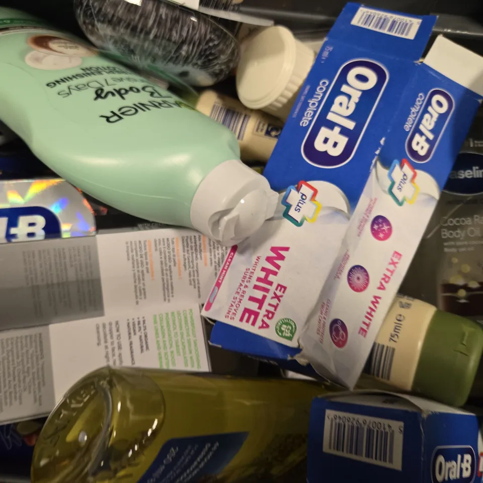 APPROXIMATELY 15 ASSORTED HEALTH & BEAUTY ITEMS TO INCLUDE - DOVE HYDRATE BODY WASH , COLGATE TOOTHPASTE , NIVEA SOFT MOISTURISER ETC