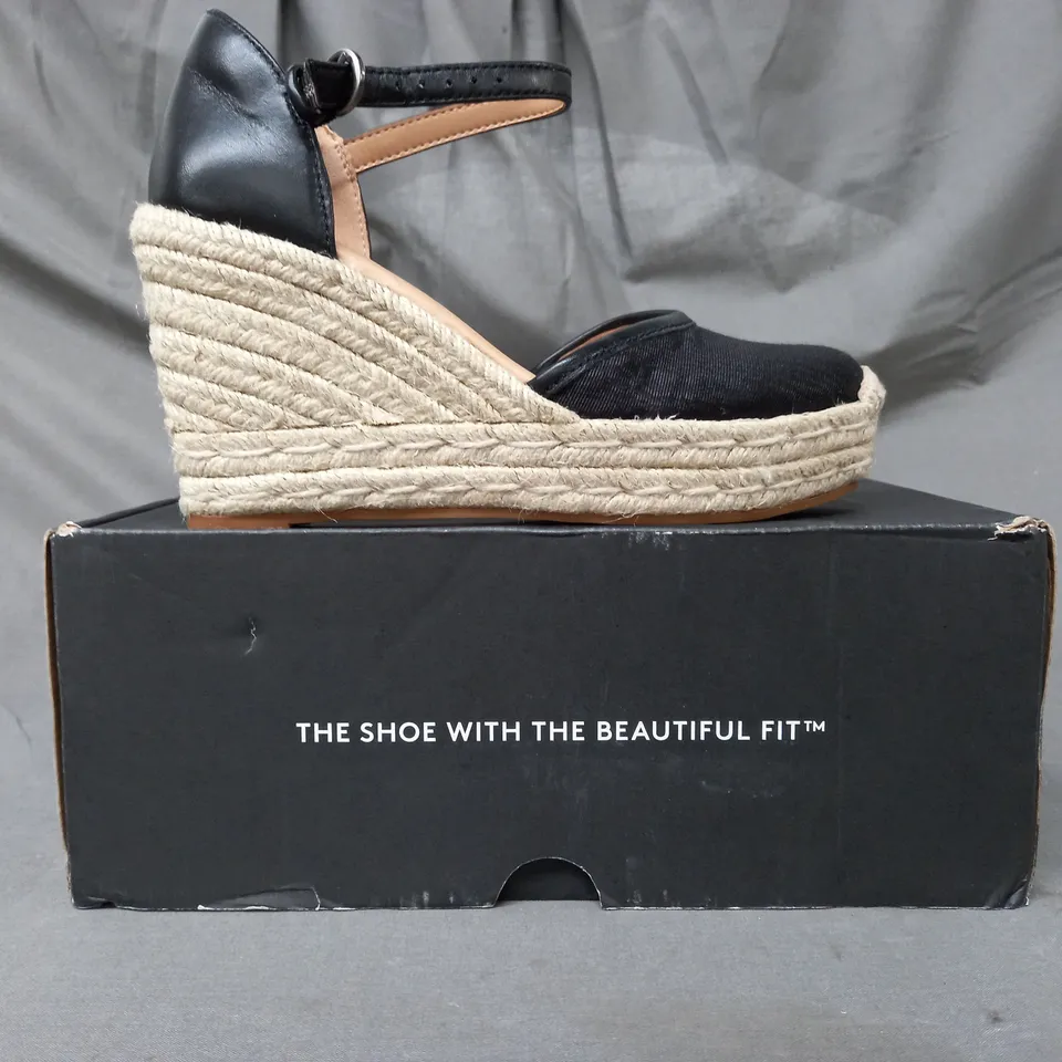 BOXED PAIR OF NATURALIZER WEDGE SANDALS IN BLACK SIZE 3