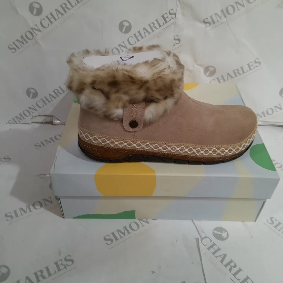 BOXED PAIR OF EARTH ORIGINS ELOISE CLOG SLIPPER , SIZE 6 UK