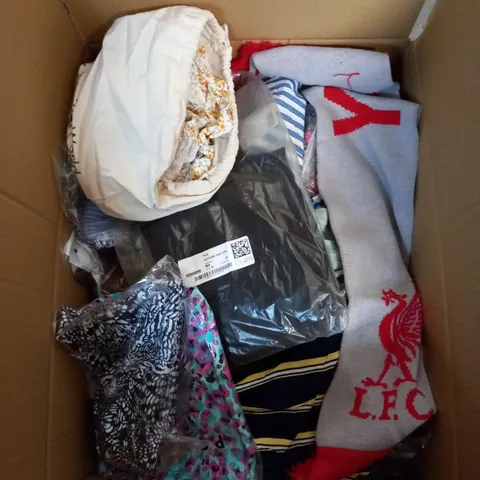 BOX OF APPROX 35 ASSORTED CLOTHING ITEMS TO INCLUDE - DRESSES, T-SHIRTS AND TROUSERS