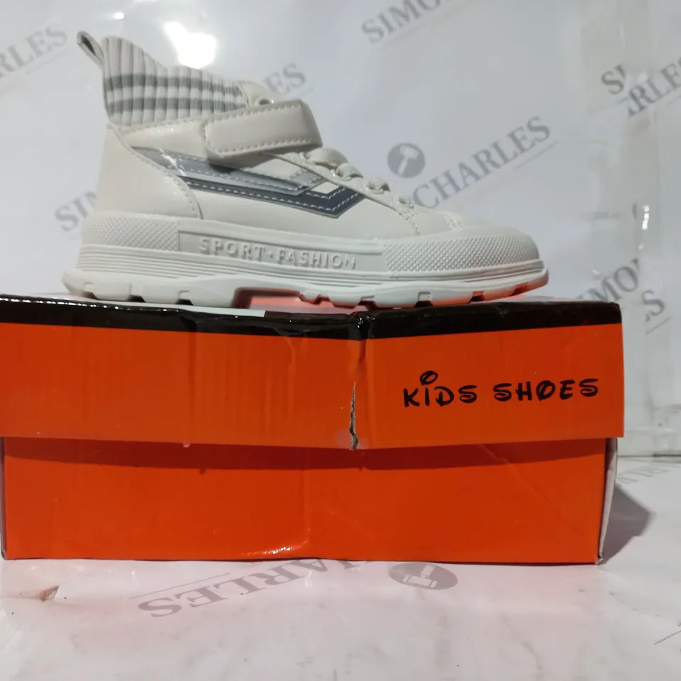 BOXED PAIR OF SPORT FASHION KIDS SHOES IN CREAM EU SIZE 30