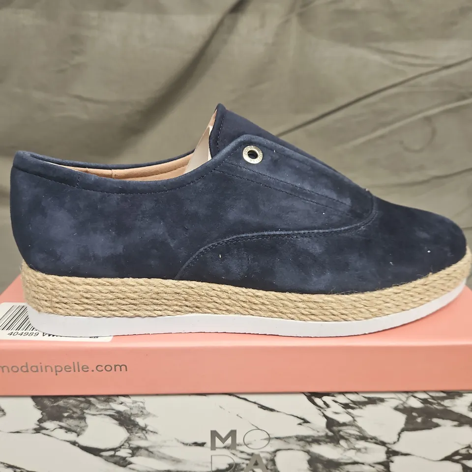 BOXED PAIRD OF MODA IN PELLE FELICIE NAVY SUDED LOAFERS - UK SIZE 39