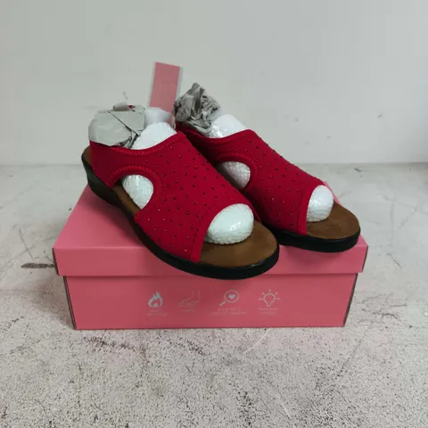 DR LIGHTFOOT WIDE FIT SANDALS – RED, UK 3