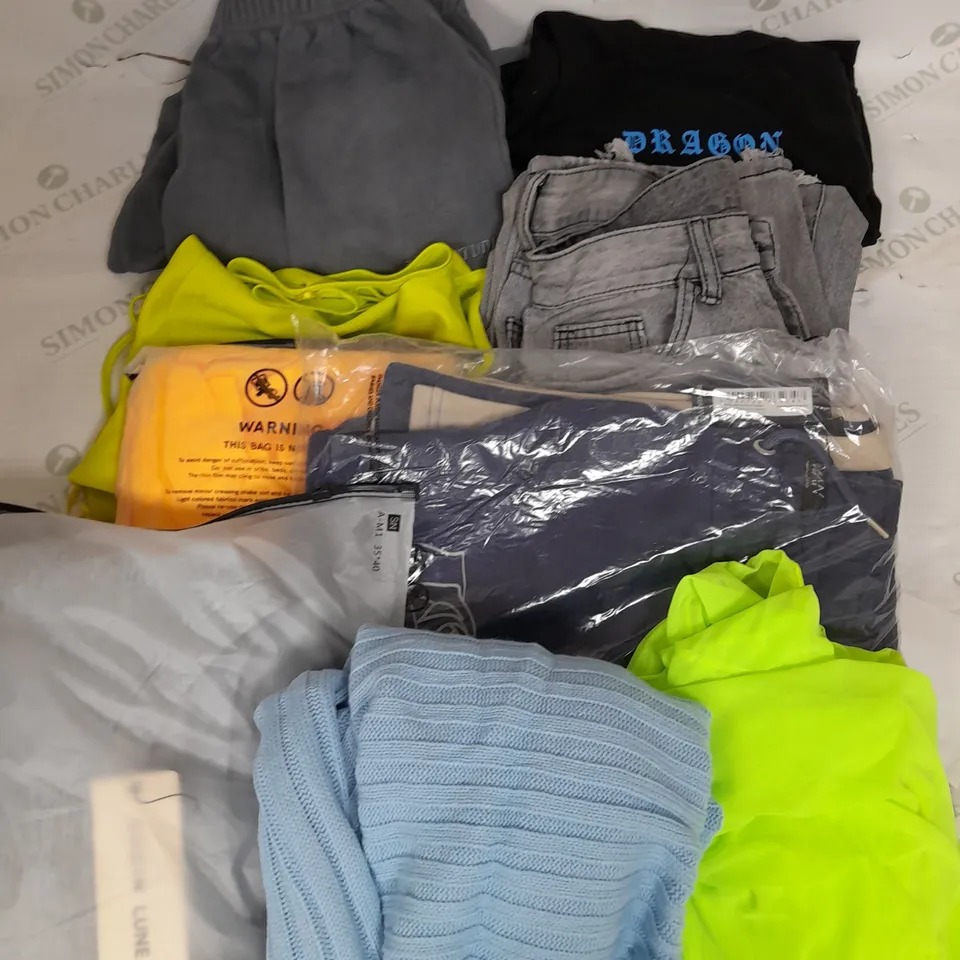 LARGE BOX OF ASSORTED CLOTHING ITEMS TO INCLUDE TROUSERS, DRESSES AND JUMPERS