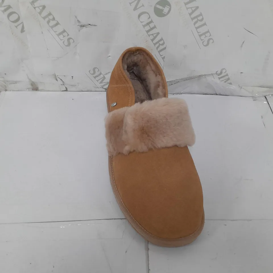 PAIR OF EMU AUSTRALIA SLIPPERS IN CAMEL SIZE 7