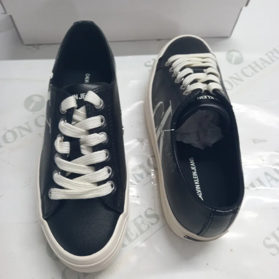 BOXED PAIR OF CALVIN KLEIN JEANS ZESLEY LOW TOP TRAINERS IN BLACK - 2