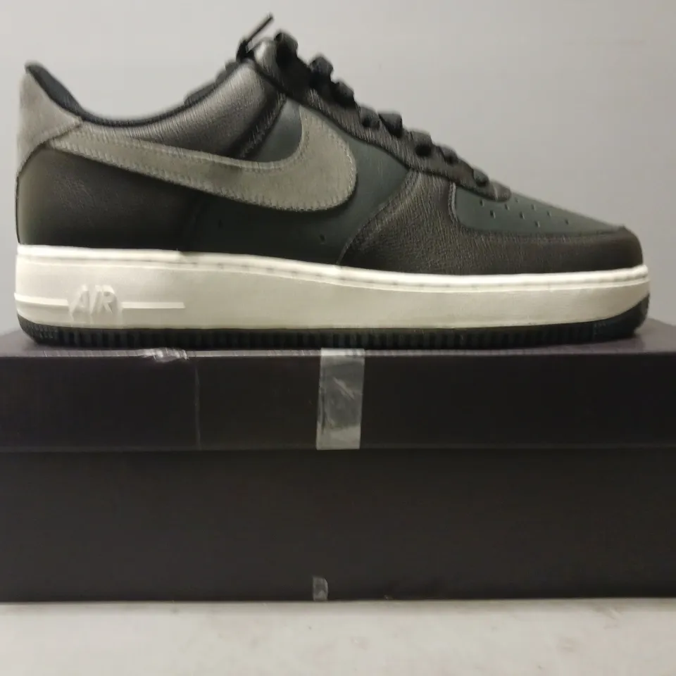 BOXED PAIR OF NIKE AIR FORCE '07 LV8 SHOES IN BLACK/GREY UK SIZE 10
