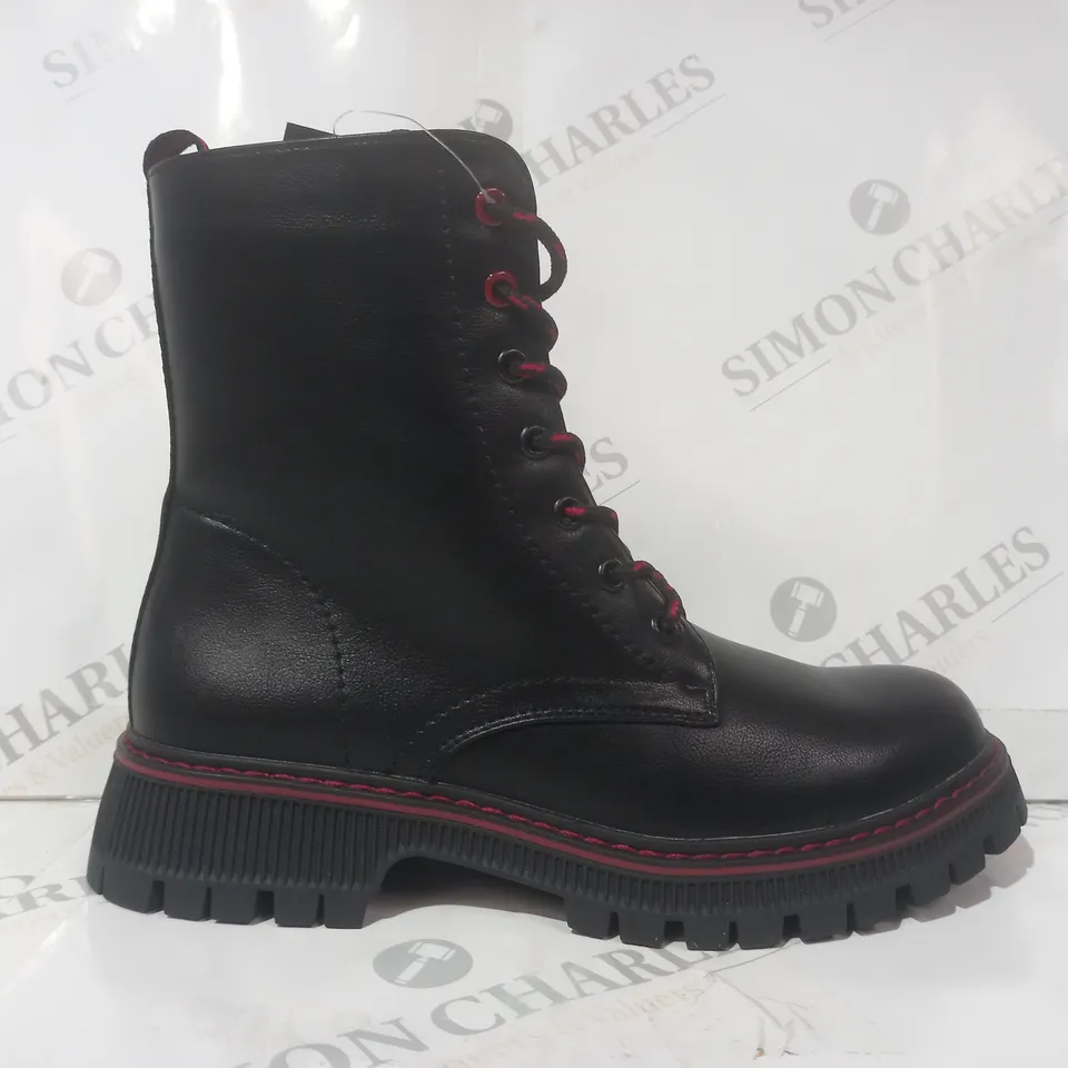 BOXED PAIR OF BELLISSIMO ANKLE BOOTS IN BLACK/RED EU SIZE 40