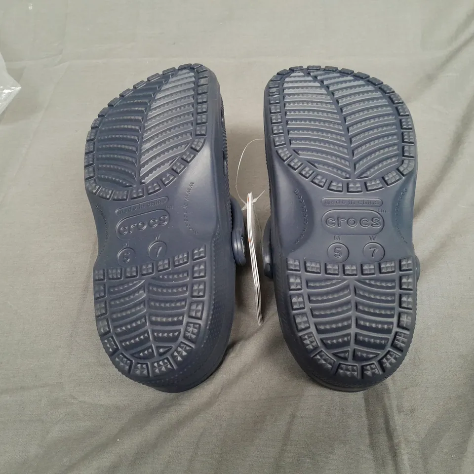 UNBOXED PAIR OF CLASSIC CROCS NAVY UK M5/W7