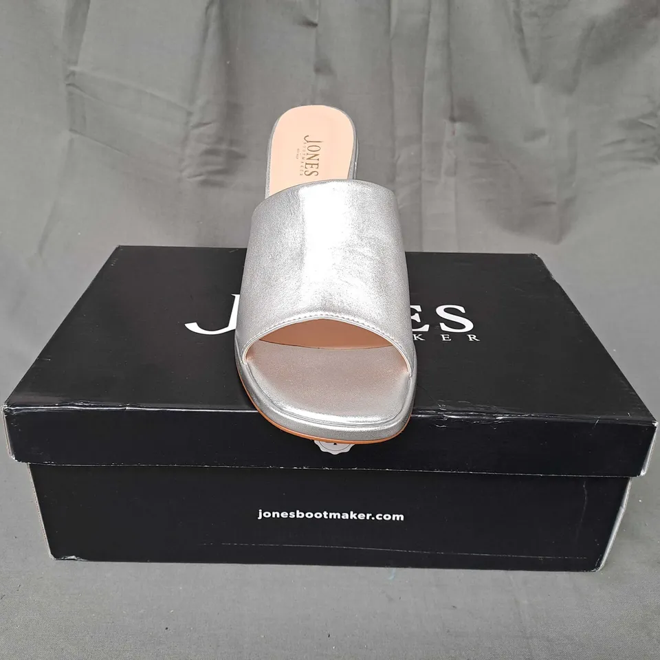 BOXED PAIR OF JONES PEEP TOE BLOCK HEEL SANDALS IN METALLIC SILVER UK SIZE 6