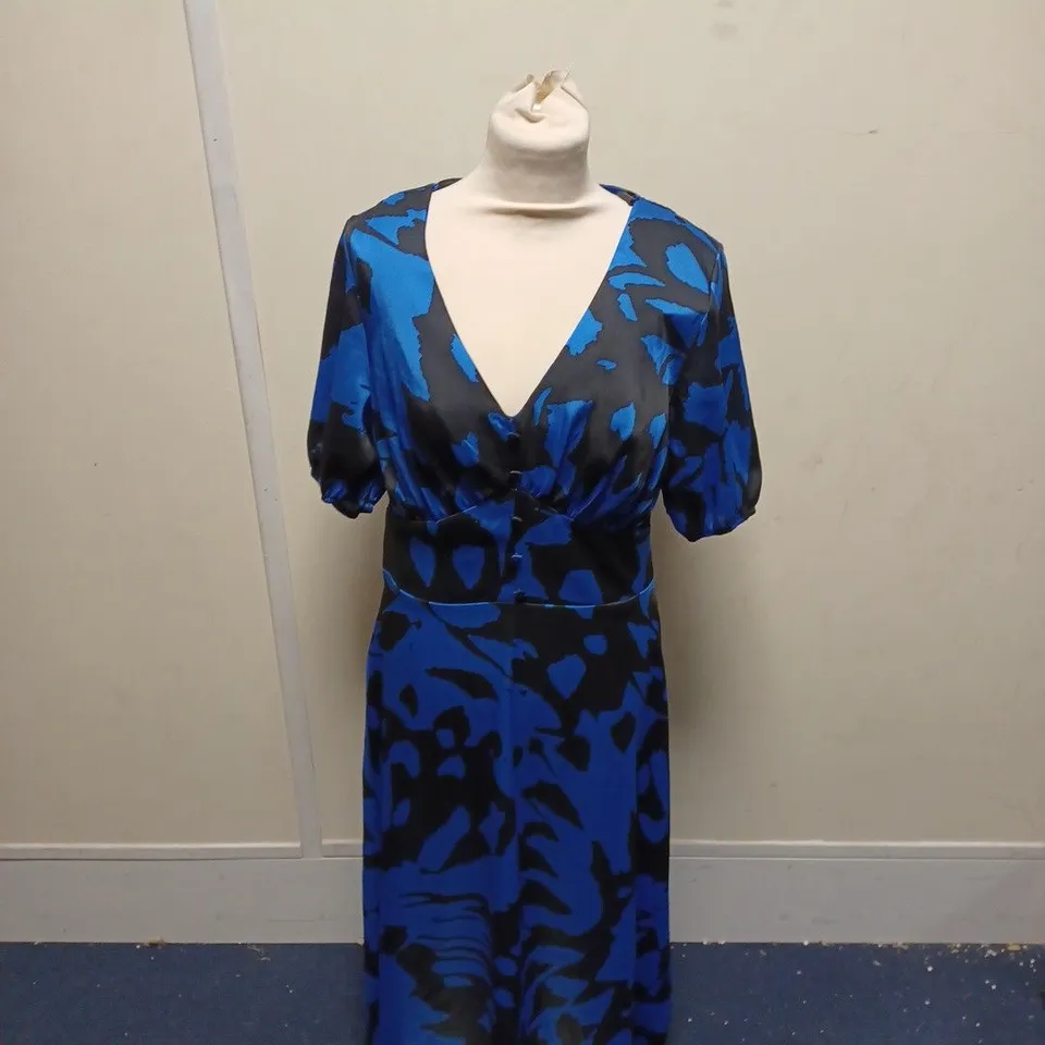 LOT OF APPROXIMATELY 10 PIECES OF CLOTHING TO INCLUDE NAANAA FLOWER DRESS UK 6, REEBOK MEDIUM GREY SHIRT, MISSGUIDED PETITE UK 10 DRESS ETC.