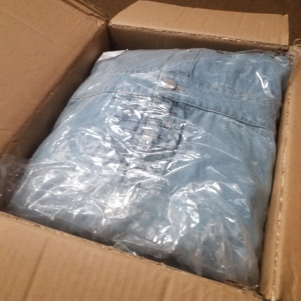 BOX CONTAINING APPROXIMATELY 8 BRAND NEW J D WILLIAMS LIGHT WASH SHIRT DRESSES - SIZE 22