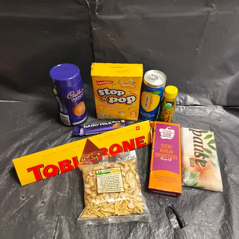 APPROXIMATELY 10 ASSORTED FOOD/DRINK PRODUCTS TO INCLUDE TOBLERONE, HOT CHOCOLATE, PICKLE JUICE ETC