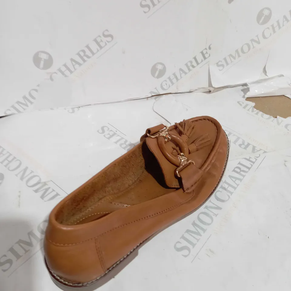 BOXED MODA IN PELLE FALCONCIE TASSEL LOAFERS, TAN LEATHER - SIZE 5