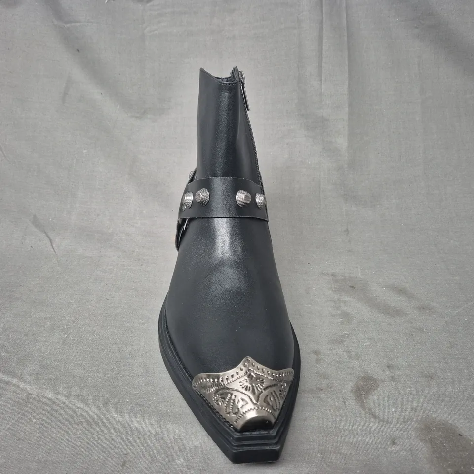 BOXED PAIR OF KOI SOULRENDER MEN'S HARDWARE COWBOY BOOTS IN BLACK/ANTIQUE SILVER UK SIZE 9