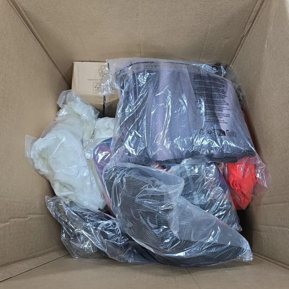 BOX OF APPROXIMATELY 20 ASSORTED ITEMS TO INCLUDE DANNII MINOGUE, WYNNE LAYERS, CLEAR HANGING DROP ORNAMENTS ETC