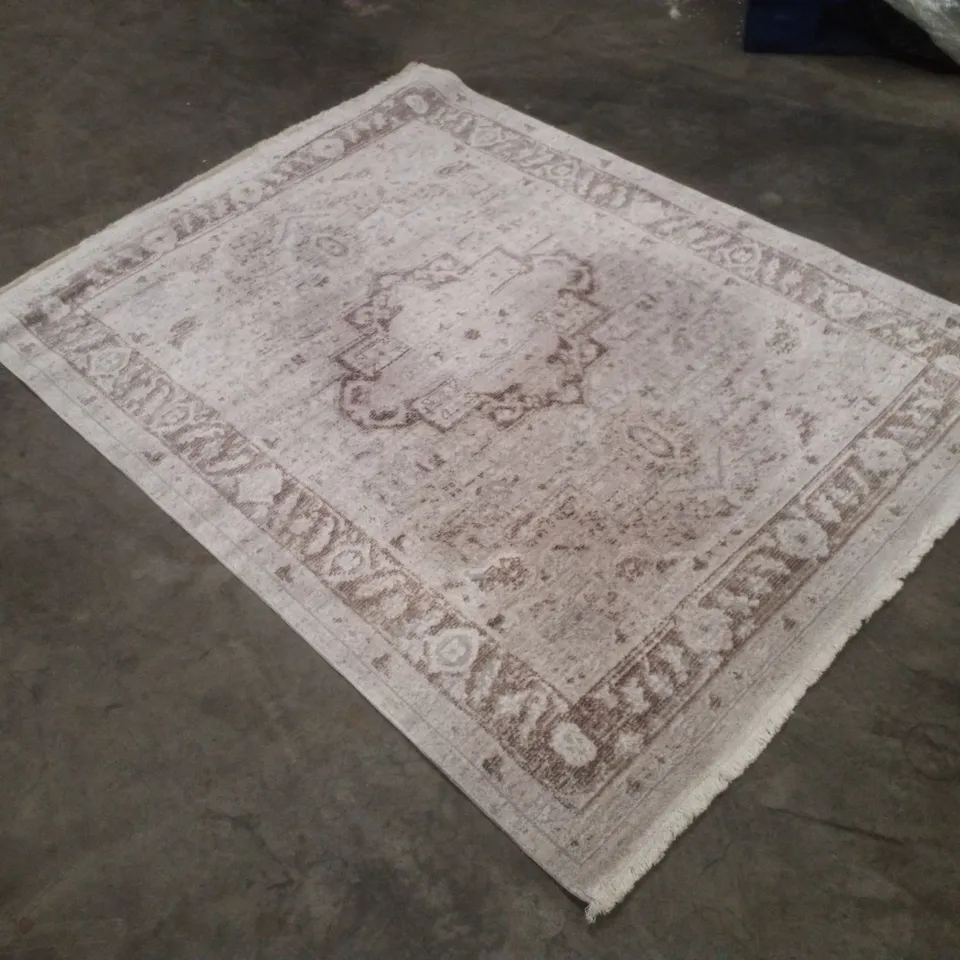 QUALITY DESIGNER AREA RUG APPROXIMATELY 120×160CM