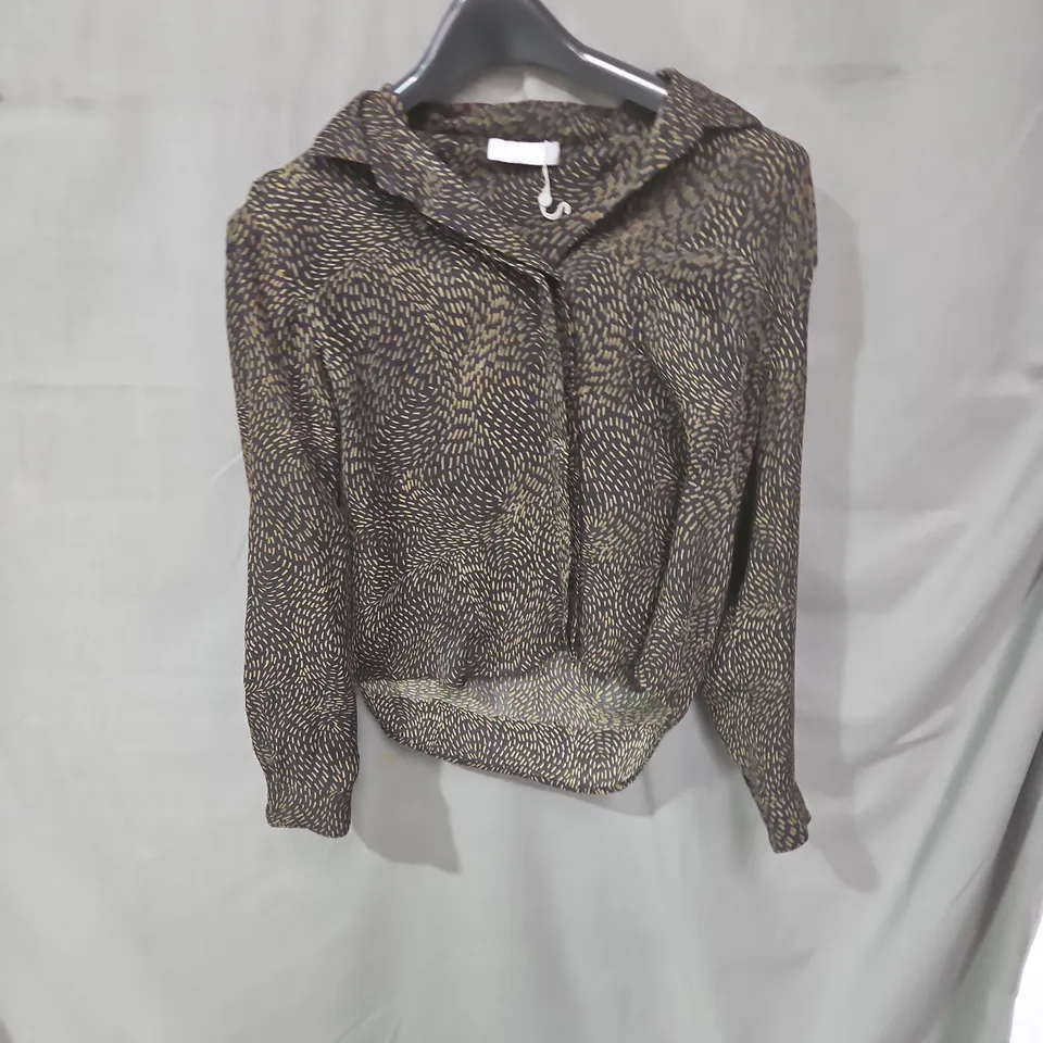 SAMSØE & SAMSØE WOMEN'S BLOUSE – BROWN & GOLD PATTERN, LONG SLEEVE - SIZE UNSPECIFIED