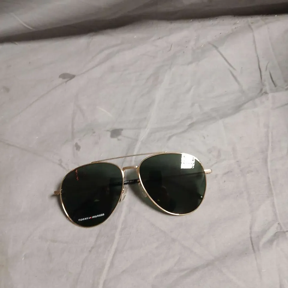 TOMMY HILFIGER SUNGLASSES – AVIATOR STYLE WITH CASE