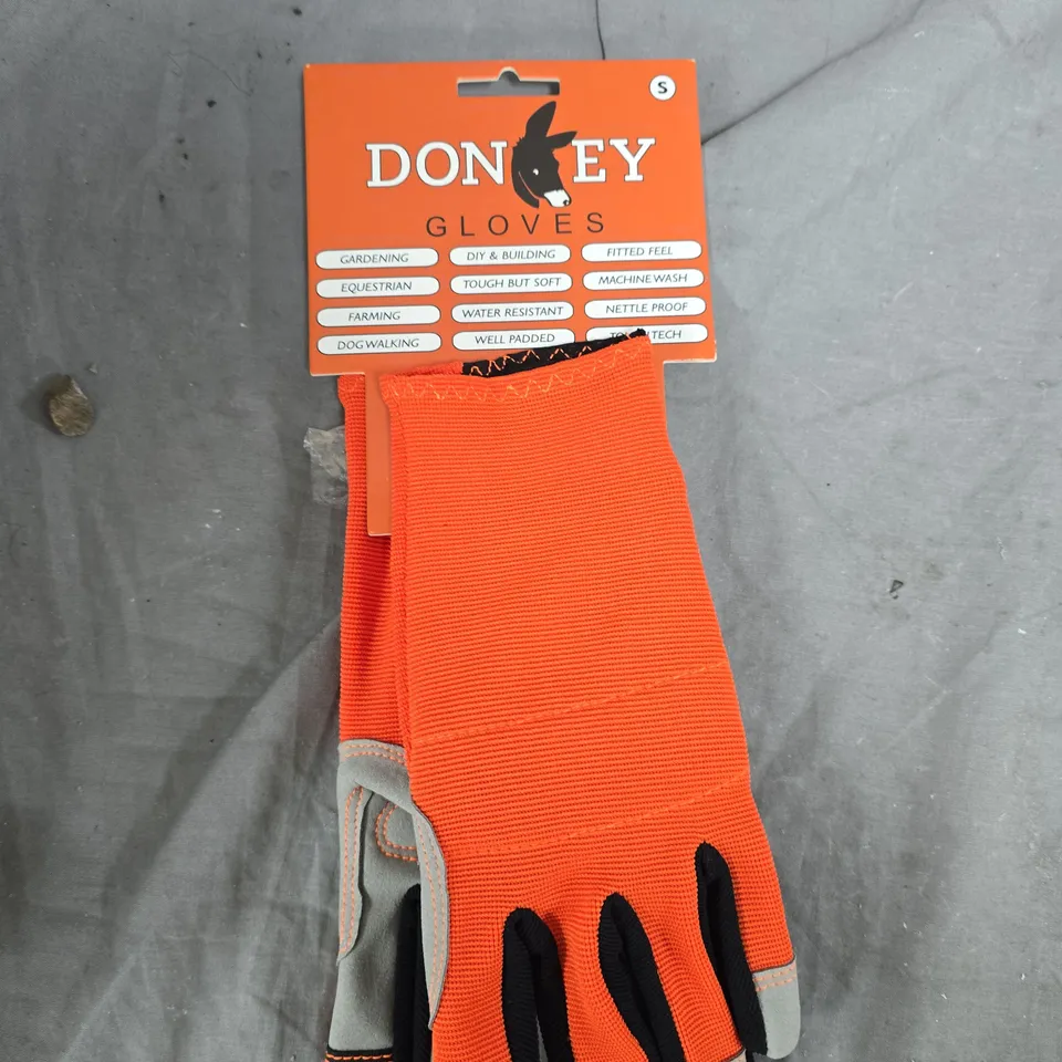 BOX OF APPROXIMATELY 20 ASSORTED ITEMS TO INCLUDE: DOORBELL AND DONKEY GLOVES