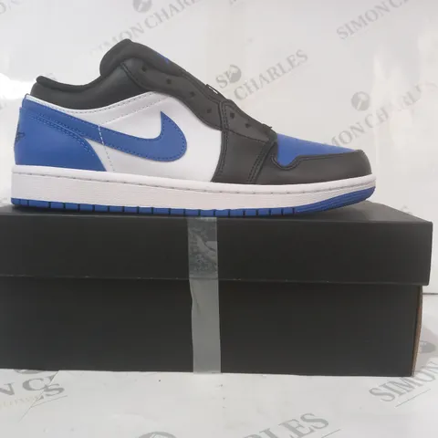 BOXED PAIR OF NIKE AIR JORDAN 1 LOW SHOES IN WHITE/BLUE/BLACK UK SIZE 7