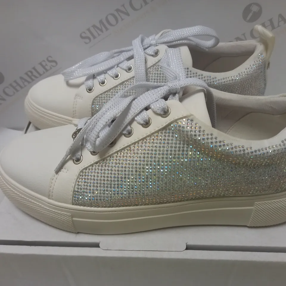 BOXED WHITE SPARKLING MODA FASHION TRAINERS - 40