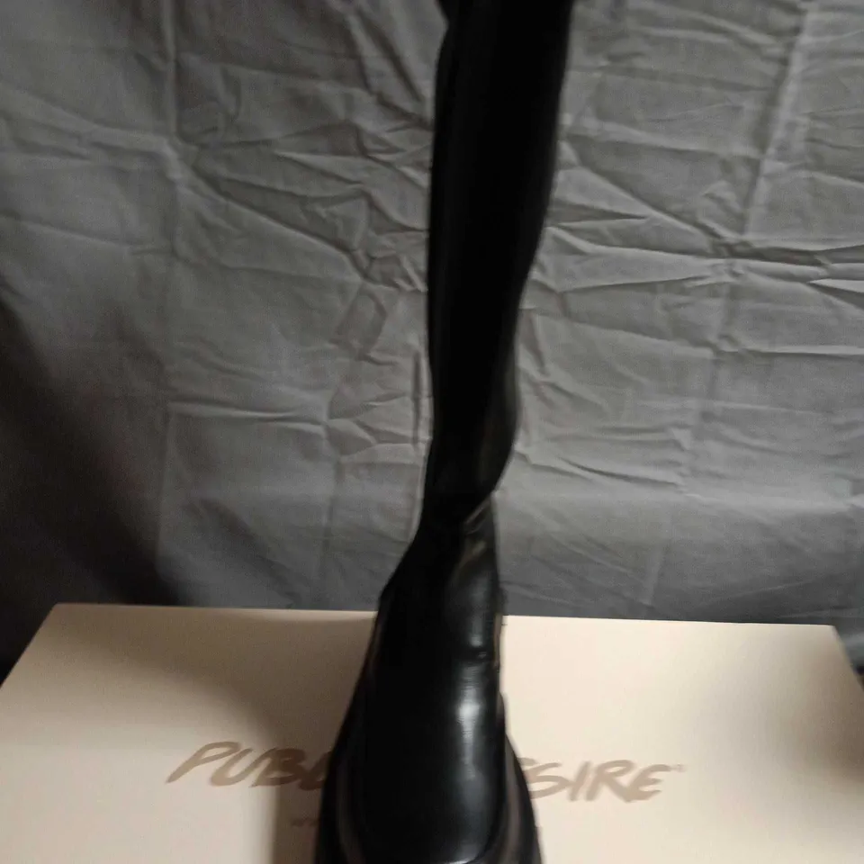 BOXED PAIR OF PUBLIC DESIRE BLACK KNEE-HIGH PULL-ON BOOTS- UK SIZE 5
