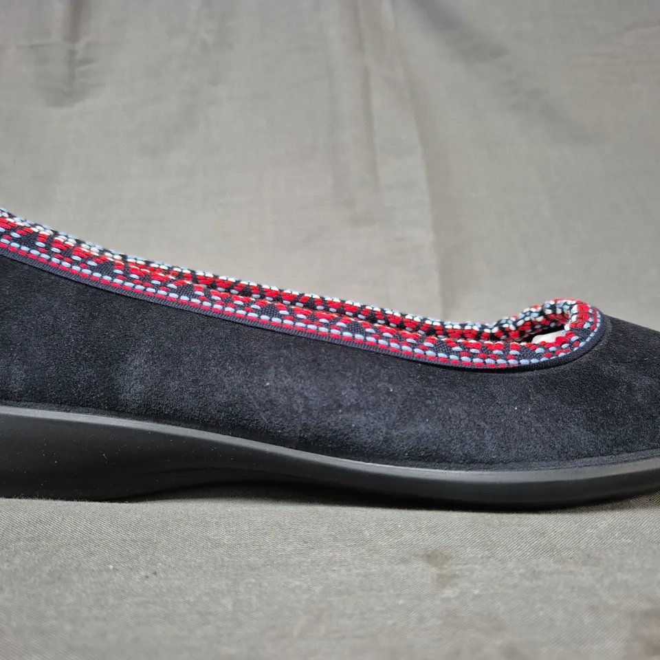 BOXED PAIR OF HOTTER SLIP-ON SHOES IN NAVY UK SIZE 5