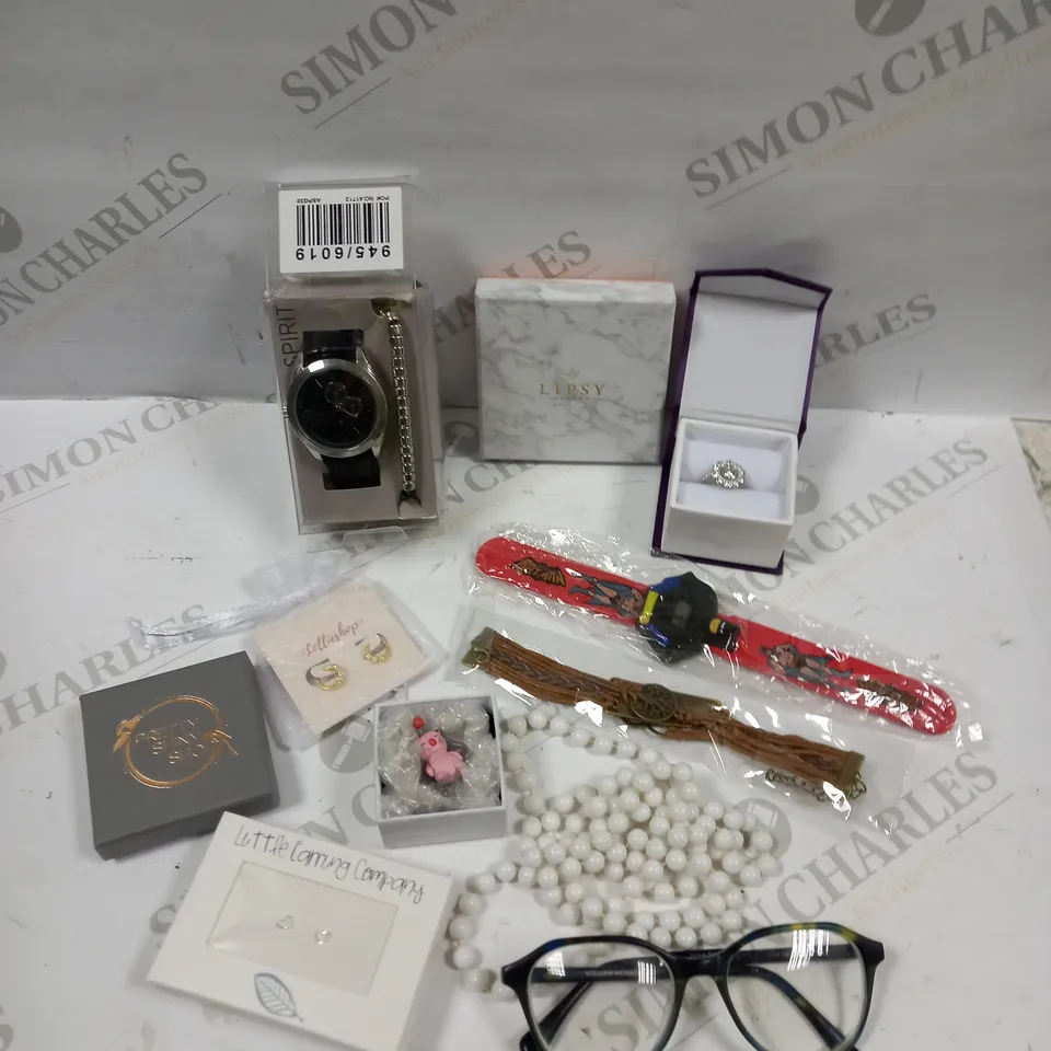 BOX OF APPROXIMATELY 20 ASSORTED JEWELLERY ITEMS & GLASSES TO INCLUDE RINGS, WATCHES, NECKLACES ETC 