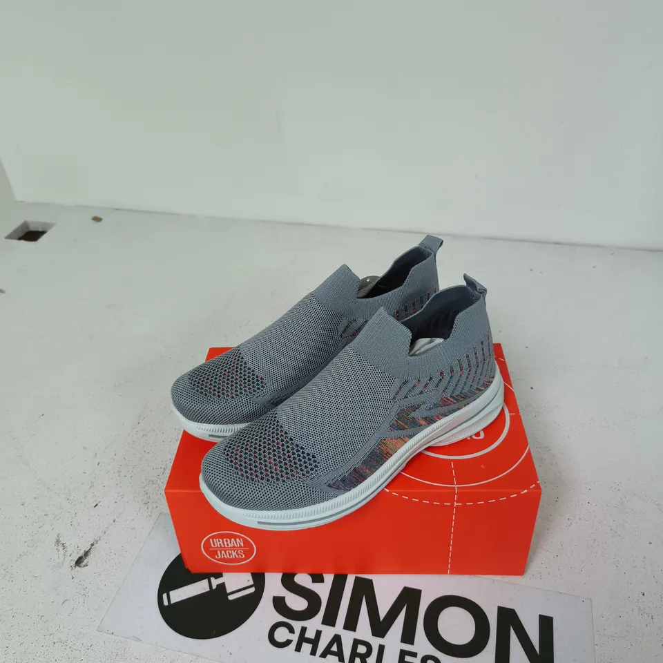 URBAN JACKS GREY SLIP-ON KNIT SNEAKERS – UK 7 