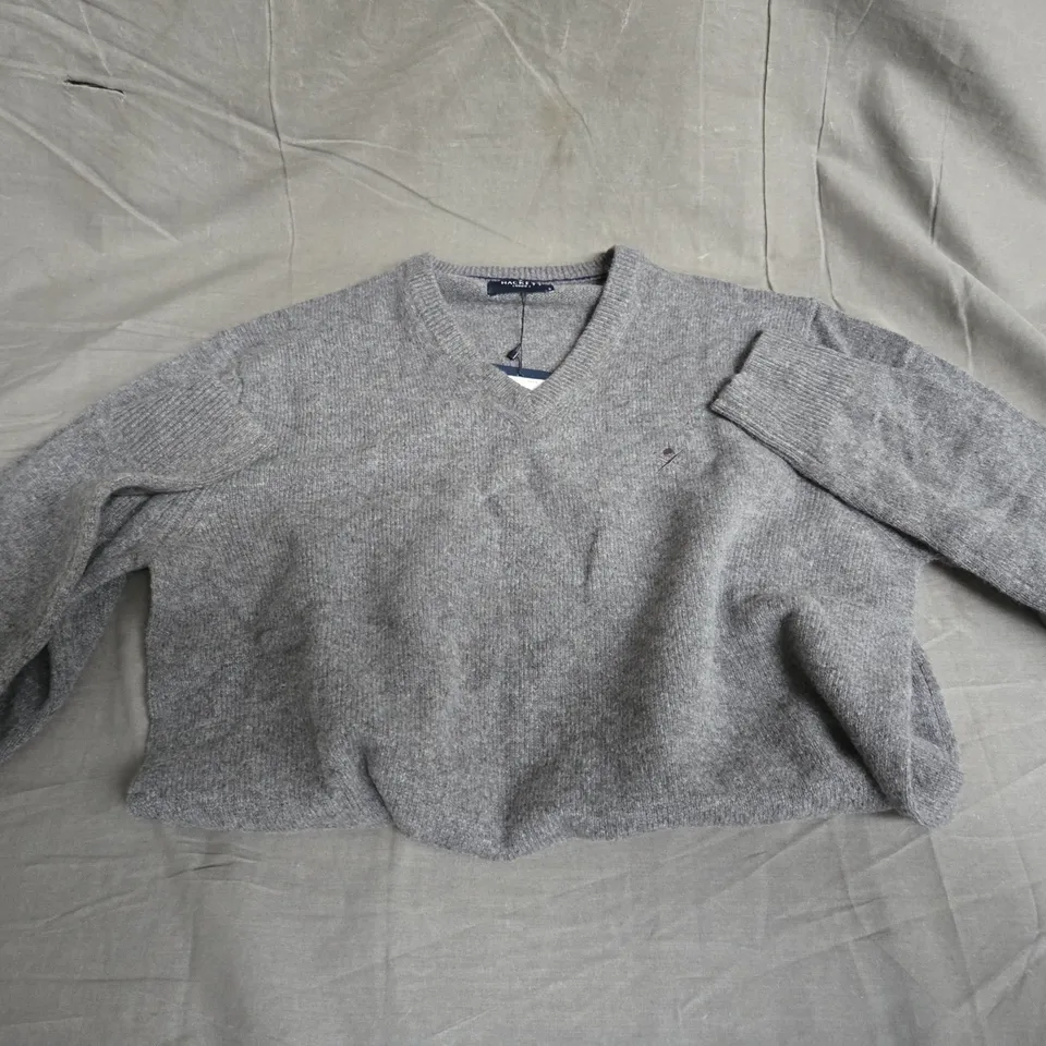 HACKET LONDON SMALL LAMBSWOOL V NECK - GREY 