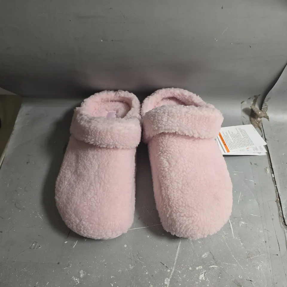UNBOXED PAIR OF CROCS CLASSIC COZZZY SLIPPERS IN PINK - UK M5/W6
