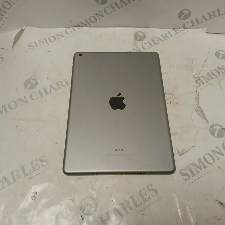 APPLE IPAD IN GREY MODEL A1822