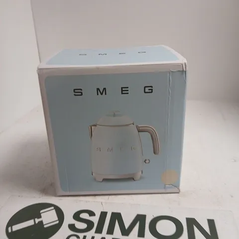 SMEG ELECTRIC KETTLE – WHITE (BOXED)