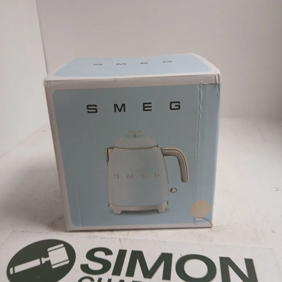 SMEG ELECTRIC KETTLE – WHITE (BOXED)