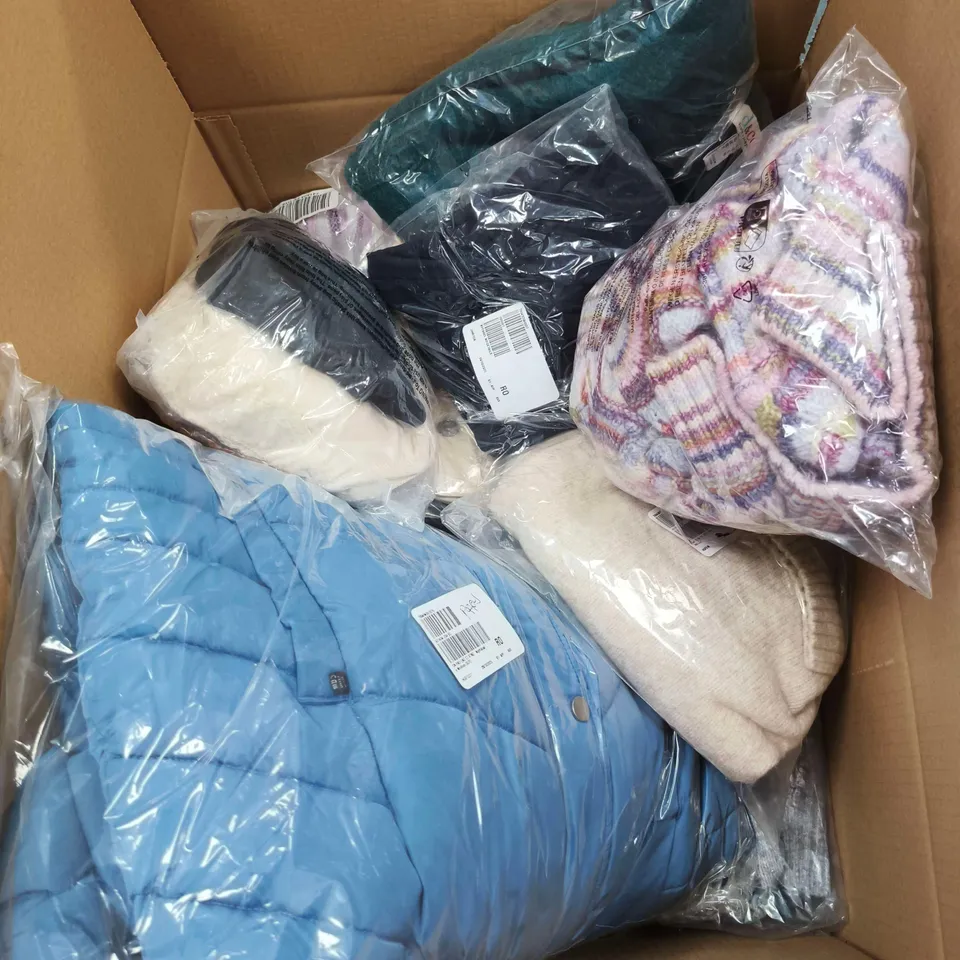 BOX OF APPROXIMATELY 20 ASSORTED CLOTHING ITEMS TO INCLUDE CENTIGRADE, MUK LUKS ETC
