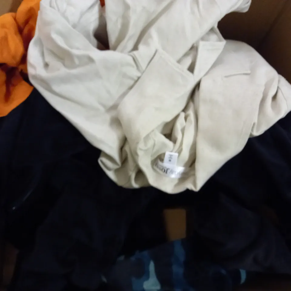 BOX OF APPROXIMATELY 10 ASSORTED ITEMS TO INCLUDE -  WAX ACORN LED CANDLE , PERCY & REED BLOW DRY SPRAY , RISE & SHINE COCO-NUTTY ETC