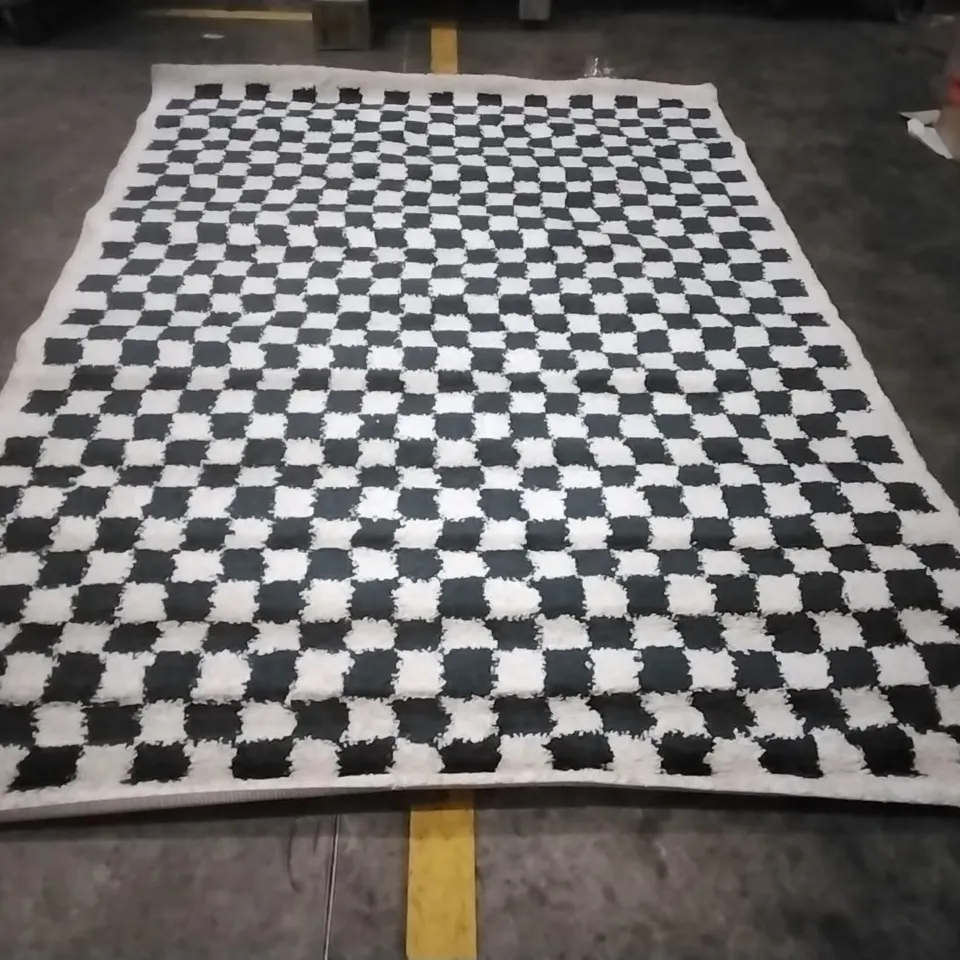 BARRILE CHEQUERED MACHINE WOVEN AREA RUG APPROXIMATELY 285X200CM