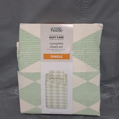 BOX OF APPROXIMATELY 10 ASSORTED BEDDING AND HOUSEHOLD ITEMS TO INCLUDE COMPLETE SHEET SET IN GREEN/CREAM, ETC