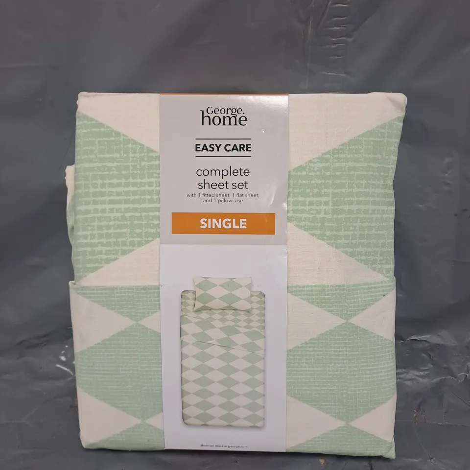 BOX OF APPROXIMATELY 10 ASSORTED BEDDING AND HOUSEHOLD ITEMS TO INCLUDE COMPLETE SHEET SET IN GREEN/CREAM, ETC