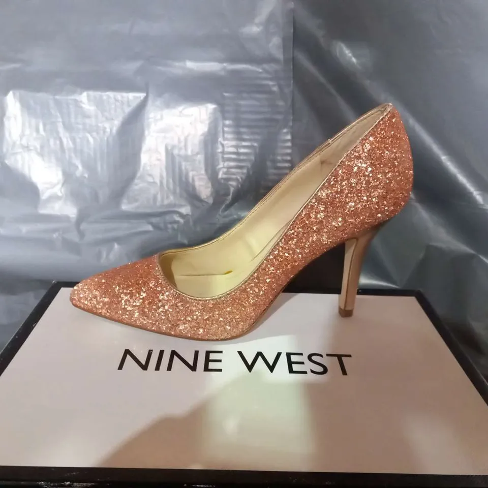 BOXED NINE WEST PALE PINK FLAGSHIP GLITTER LADIES SHOES SIZE 4