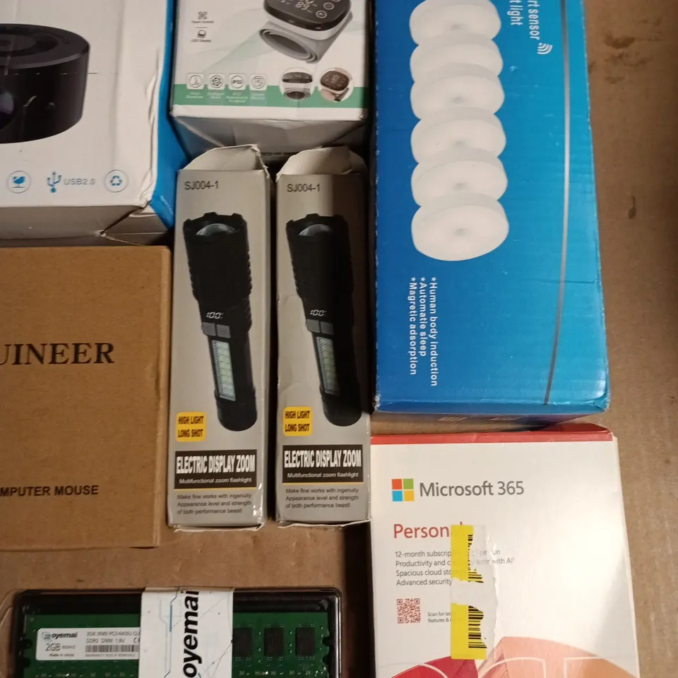 LOT OF 12 ASSORTED ITEMS TO INCLUDE SMART SENSOR LIGHTS, MINI PROJECTOR AND UNEER WIRELESS MOUSE