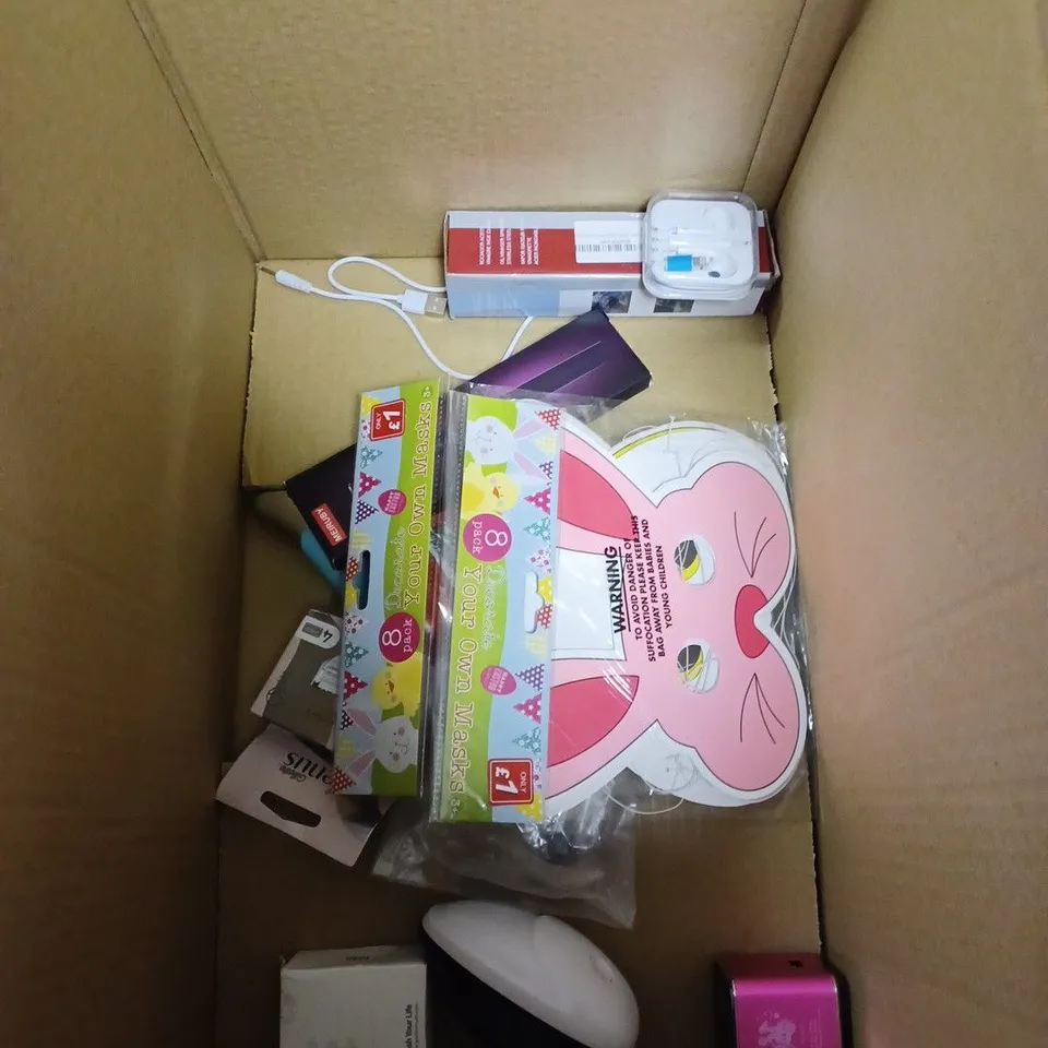 BOX OF APPROXIMATELY 5 ASSORTED ITEMS TO INCLUDE EARPHONES, PORTABLE RADIO, CHRISTMAS LIGHT ETC