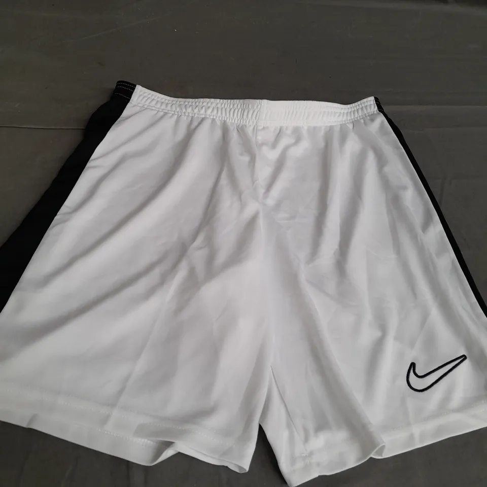 NIKE WHITE/BLACK GYM SHORTS SIZE M