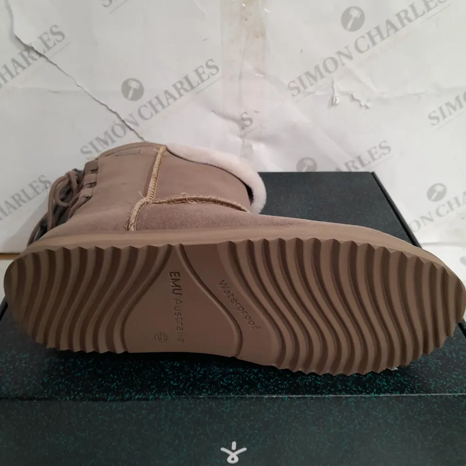 BOXED PAIR OF EMU AUSTRALIA BIRDWOOD WATERPROOF SHEEPSKIN BOOTS IN MUSHROOM UK SIZE 7