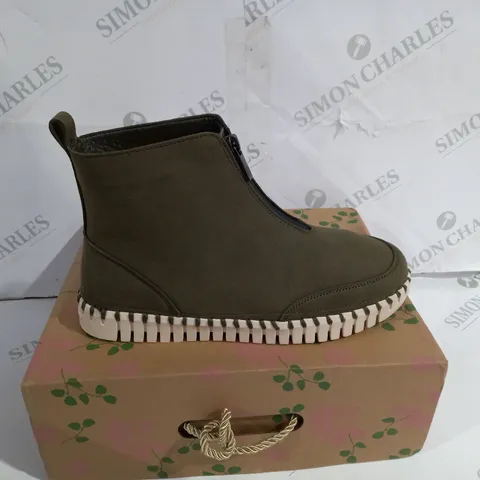 BOXED PAIR OF ILSE JACOBSEN SHES SIZE 38