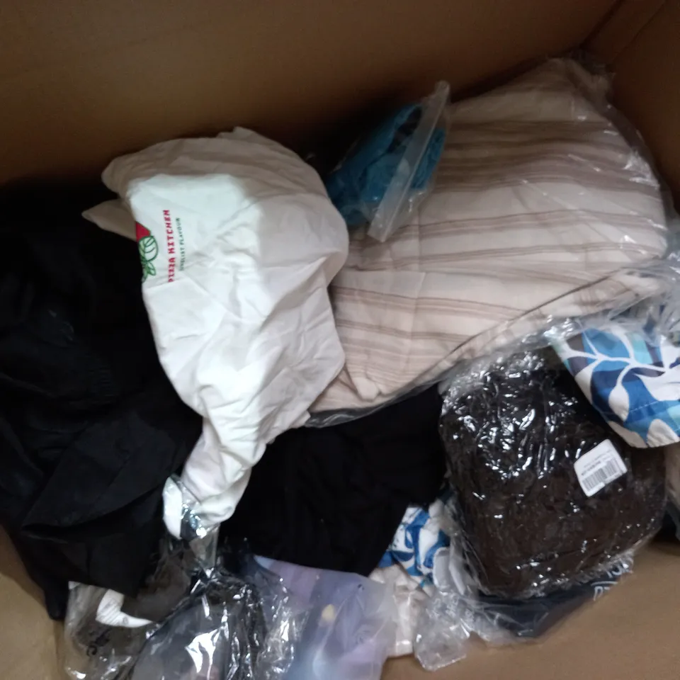 APPROXIMATELY 50 ASSORTED CLOTHING ITEMS IN VARIOUS STYLES AND SIZES 