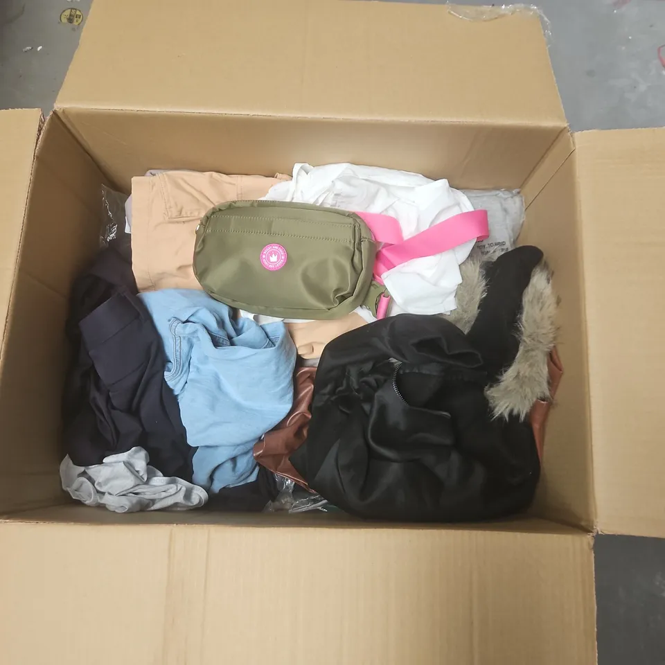 LARGE QUANTITY OF ASSORTED CLOTHING ITEMS TO INCLUDE H&M, PRETTYLITTLETHINGF AND TORM
